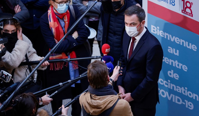 French Health Minister Olivier Veran talks to journalists after visiting a coronavirus disease (COVID-19) vaccination center in Paris, France, November 28, 2021. REUTERS/Gonzalo Fuentes