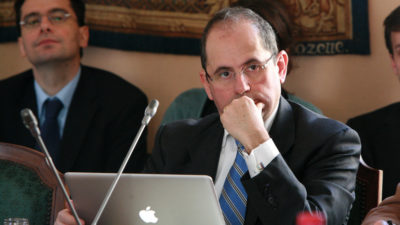 Philippe Laurent dénonce les coupes budgétaires.