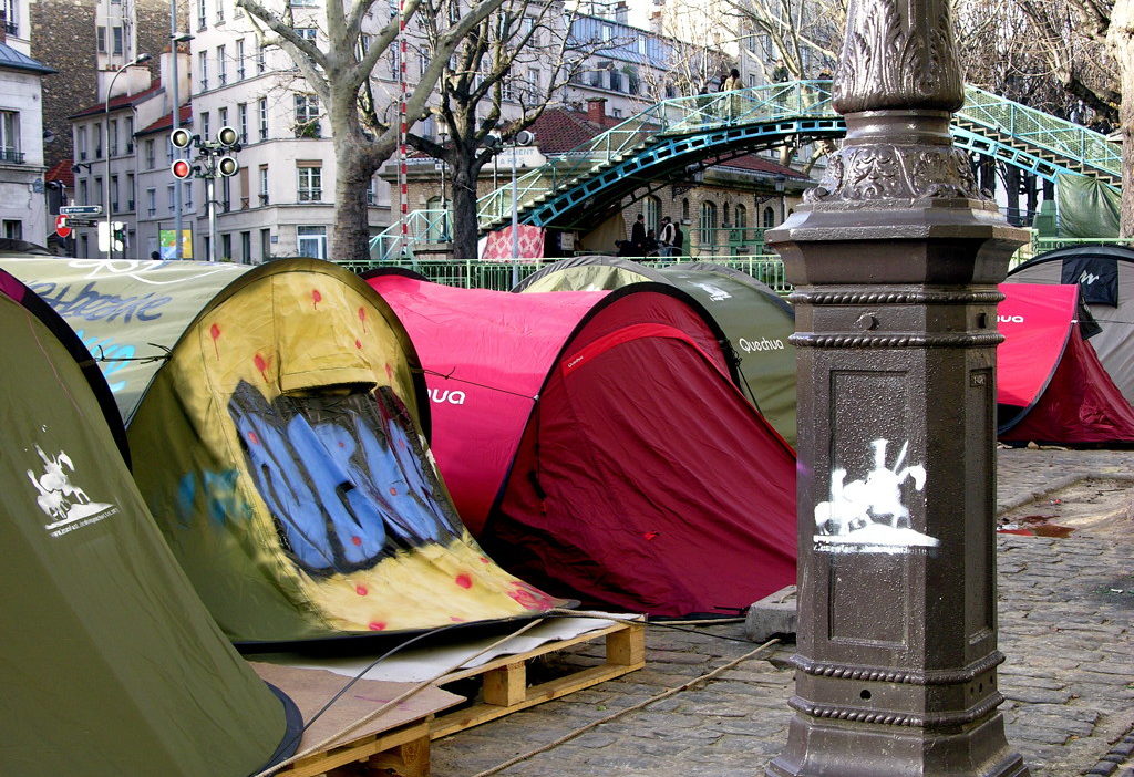 Plus de 2 000 enfants dorment dans la rue en France