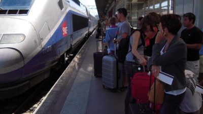 Les usagers subissent des retards chroniques à cause d’infrastructures négligées et d’une gestion déficiente du réseau ferroviaire français.