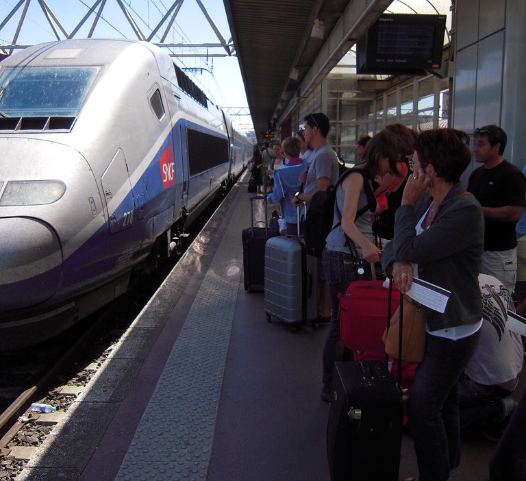 Les usagers subissent des retards chroniques à cause d’infrastructures négligées et d’une gestion déficiente du réseau ferroviaire français.