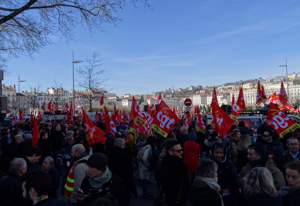 La démission de Bayrou n’apaise pas la colère : syndicats et secteurs clés appellent à une grève massive le 18 septembre contre l’austérité.
