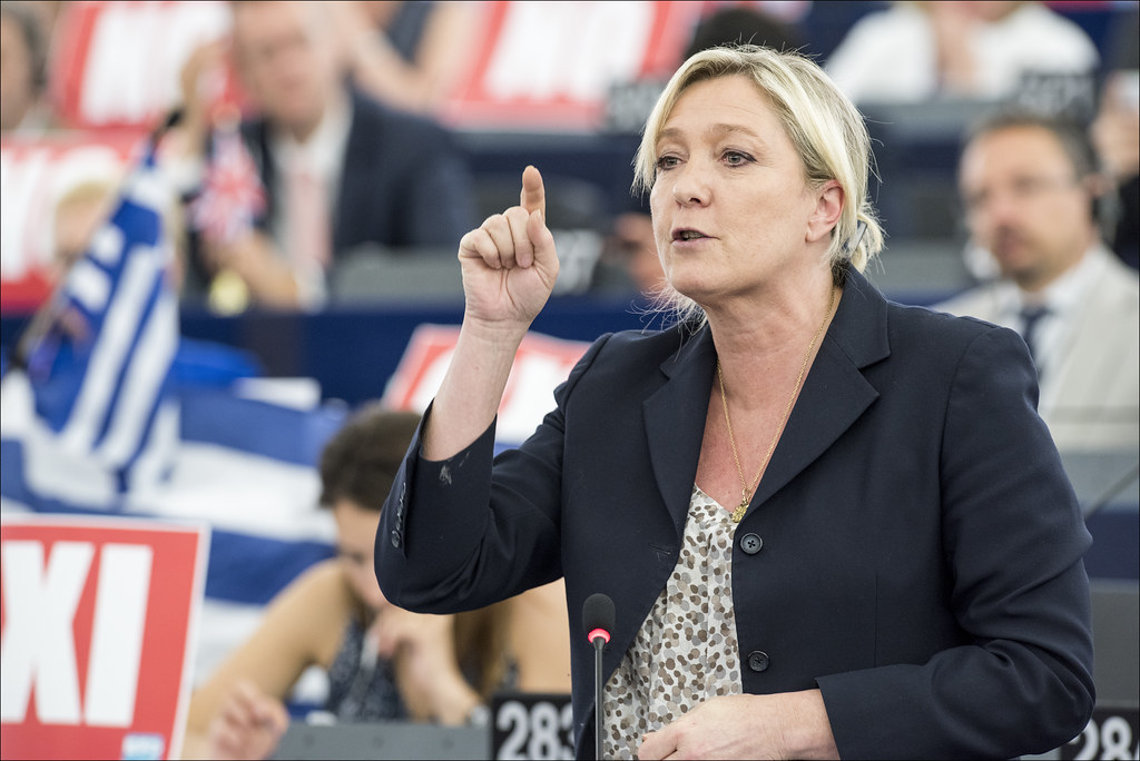 Marine Le Pen promet de censurer le gouvernement et réclame une dissolution ou une démission du président.