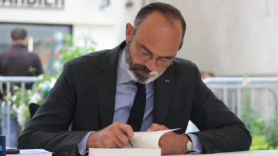 Édouard Philippe rompt avec Macron et affirme son indépendance politique tout en critiquant la gestion du pouvoir.