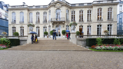Des réunions à Matignon, des promesses sans issue, une crise qui s’enlise.