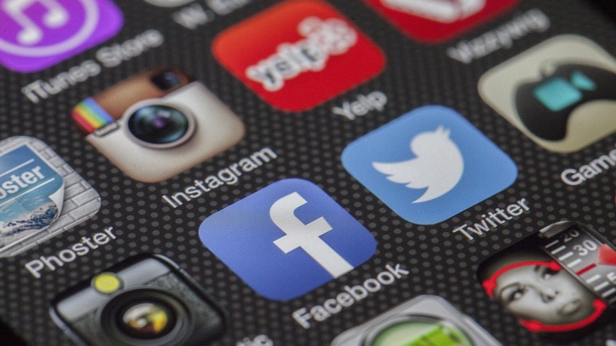 Le président Macron utilise les réseaux sociaux comme boucs émissaires pour ses échecs