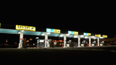 Le gouvernement prépare une nouvelle taxe sur les carburants alternatifs E85 et B100, une mesure qui risque d’alourdir encore le budget des automobilistes et des professionnels.
