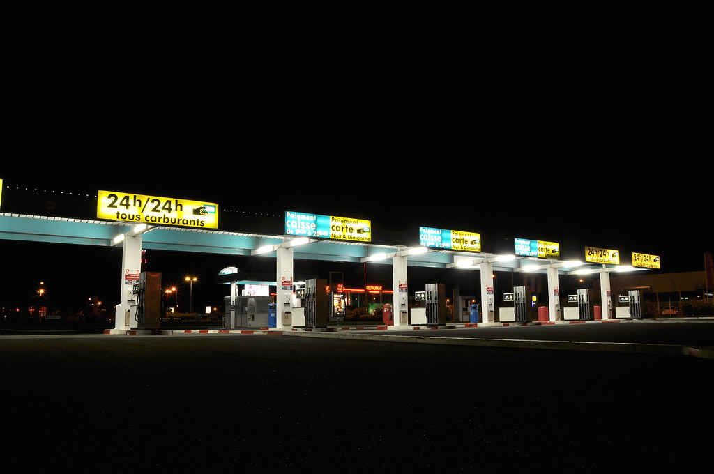 Le gouvernement prépare une nouvelle taxe sur les carburants alternatifs E85 et B100, une mesure qui risque d’alourdir encore le budget des automobilistes et des professionnels.