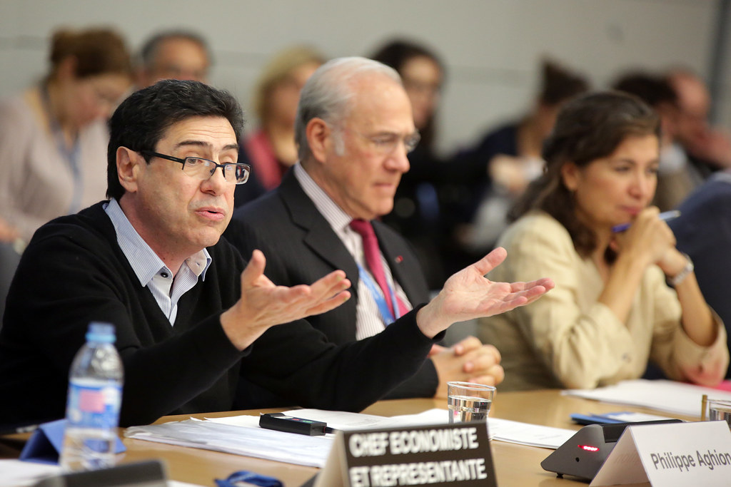 Philippe Aghion défend Emmanuel Macron et le système en place, dénonçant le RN et LFI