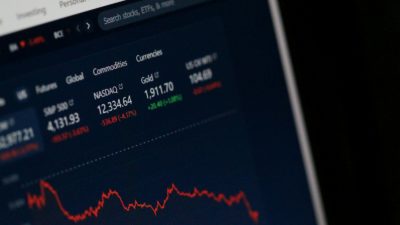 La France voit sa note de crédit dégradée par S&P, révélant une dette élevée, des finances fragiles et une politique économique contestée.