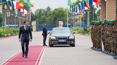 La tournée africaine de Macron est critiquée comme coûteuse et déconnectée, illustrant l’affaiblissement de l’influence française sur le continent.