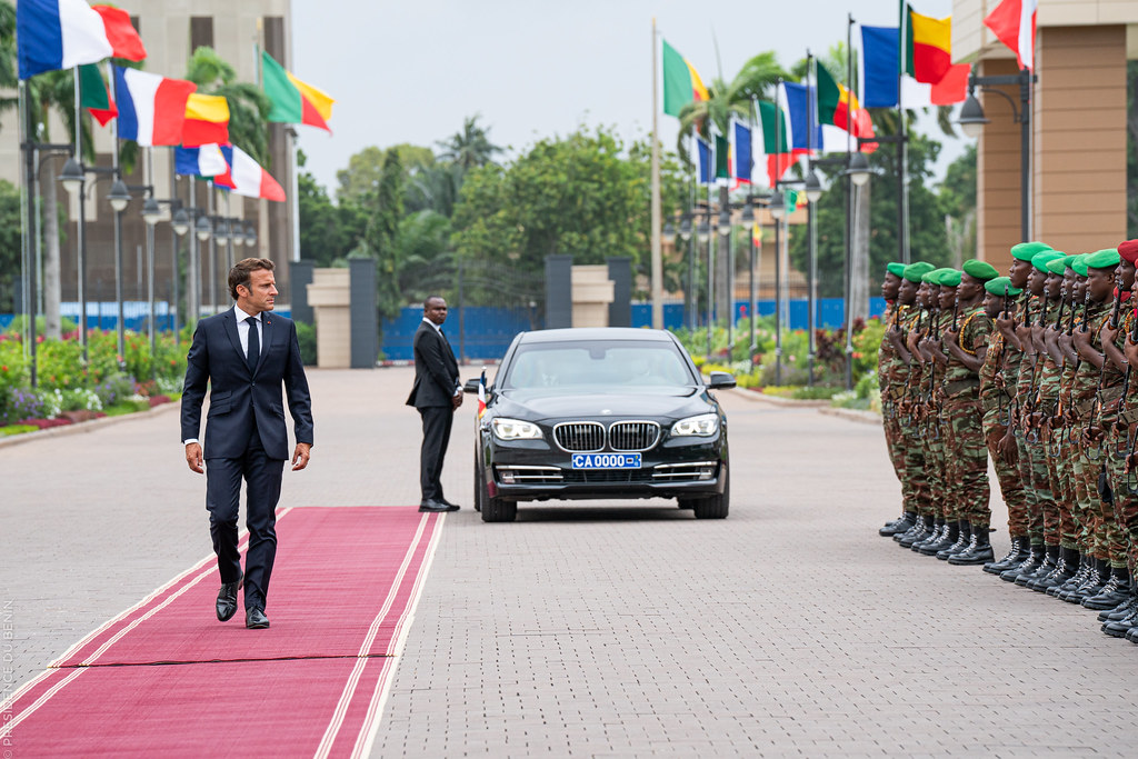 La tournée africaine de Macron est critiquée comme coûteuse et déconnectée, illustrant l’affaiblissement de l’influence française sur le continent.