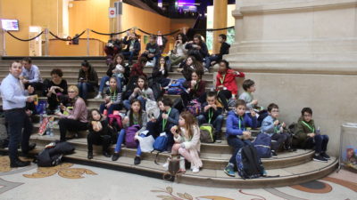 Une visite scolaire à l’Assemblée relance la controverse sur le voile et les limites de la laïcité en France