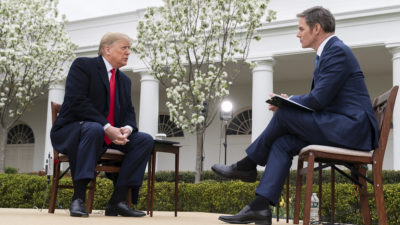 Donald Trump dénonce les taxes françaises sur les géants américains et fustige une Europe trop faible face à Washington.