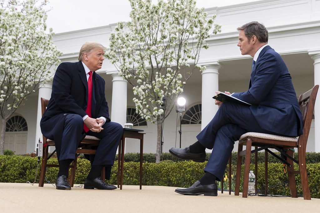 Donald Trump dénonce les taxes françaises sur les géants américains et fustige une Europe trop faible face à Washington.