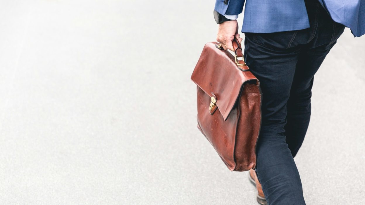 Face au désengagement de l'État et à un marché en berne, seuls 72% des jeunes diplômés de 2023 ont trouvé un emploi salarié.