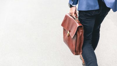 Face au désengagement de l'État et à un marché en berne, seuls 72% des jeunes diplômés de 2023 ont trouvé un emploi salarié.