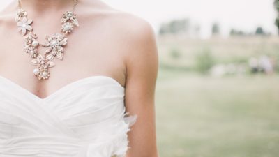 Un maire refuse de célébrer un mariage malgré une décision de justice et démissionne, s’exposant à des poursuites pénales.
