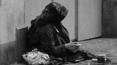 En France, l’espérance de vie varie fortement selon le territoire et le niveau de richesse, révélant de profondes inégalités sanitaires.