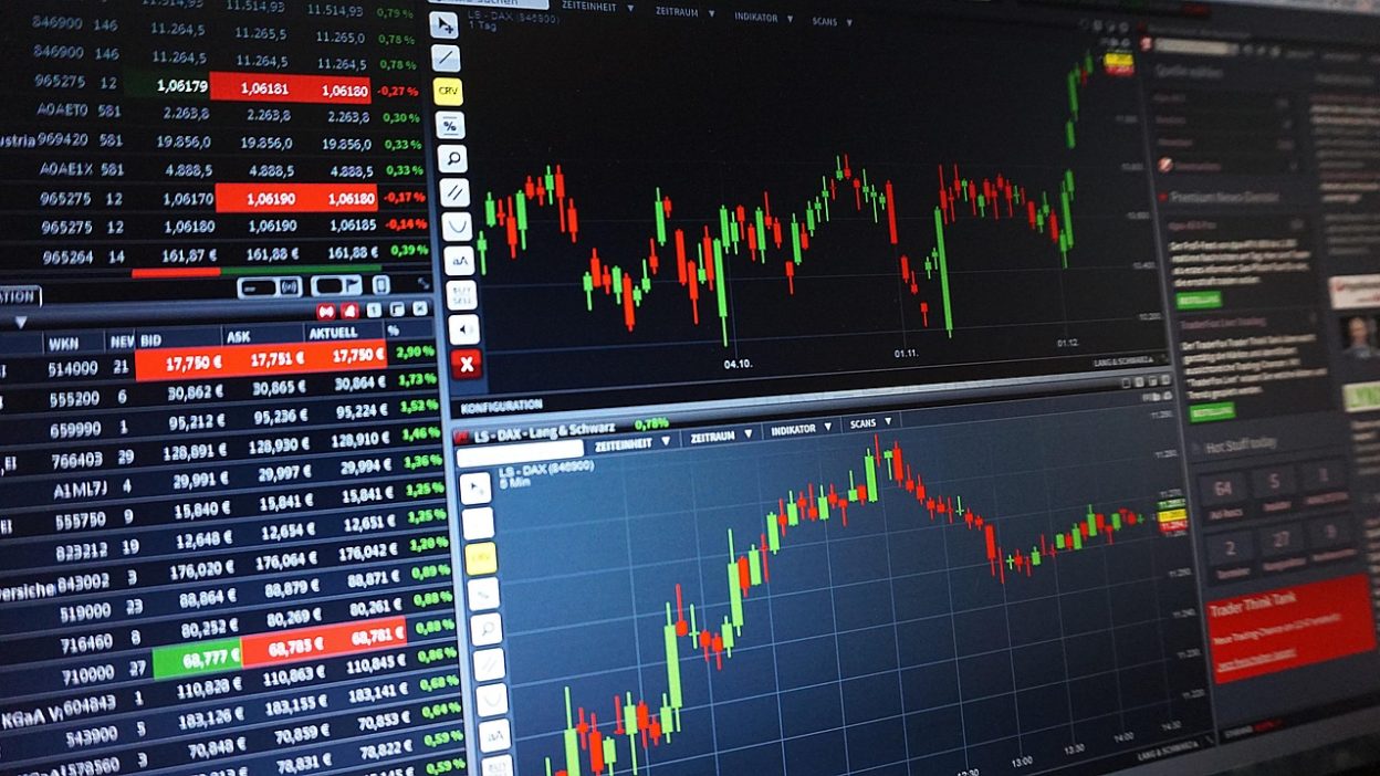 Le CAC 40 progresse prudemment malgré des valeurs contrastées et une forte attente autour des décisions des banques centrales.