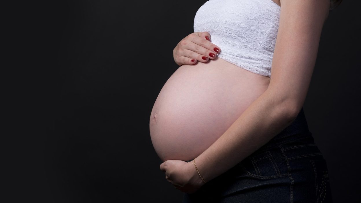 Le gouvernement reporte exceptionnellement le congé de naissance afin de pallier une mise en œuvre technique et administrative jugée insuffisamment préparée.