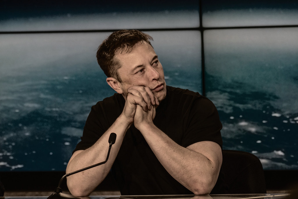 Elon Musk conteste vivement une amende de l’UE contre X, dénonçant une sur-régulation