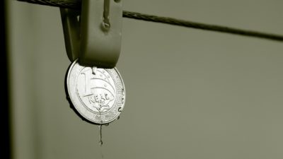 La loi spéciale assure la continuité des dépenses courantes de l’État, mais paralyse toute décision nouvelle