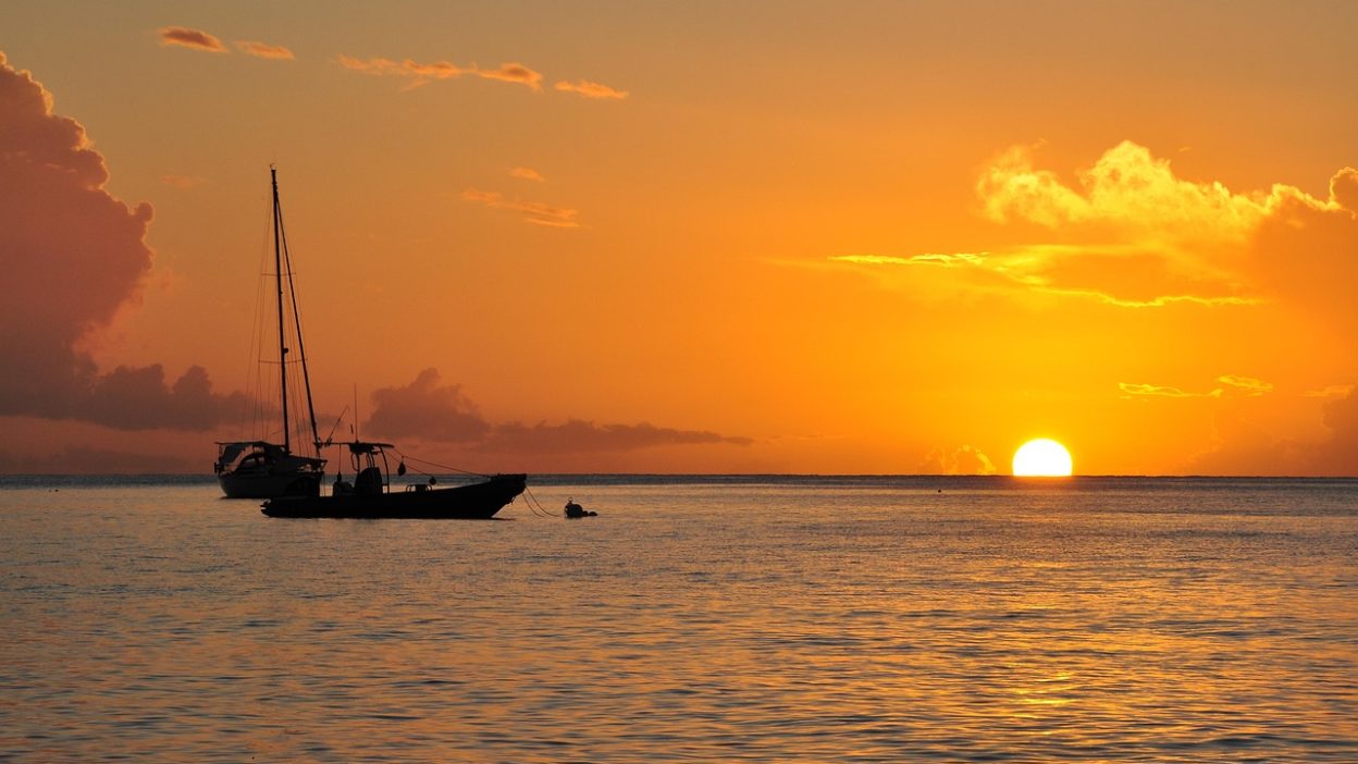 Sarkozy défie-t-il la justice en courant librement sous le soleil guadeloupéen ?