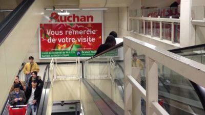 Le ministre du Commerce Serge Papin fait l'objet d'un décret l'obligeant à se déporter des dossiers Auchan et de ses anciens clients pour cause de potentiel conflit d'intérêts