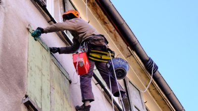 Les artisans du bâtiment dénoncent une instabilité politique et réglementaire qui étouffe leurs entreprises et menace leur survie.
