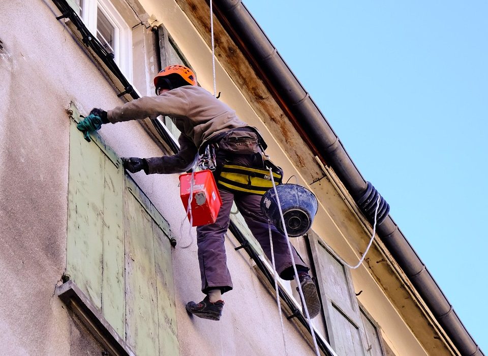 Les artisans du bâtiment dénoncent une instabilité politique et réglementaire qui étouffe leurs entreprises et menace leur survie.