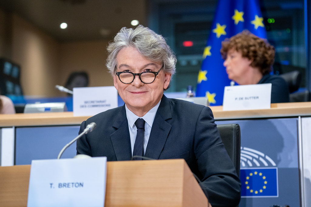 L’interdiction de séjour de Thierry Breton aux États-Unis symbolise le choc entre la régulation numérique européenne et la vision souverainiste de l’administration Trump.