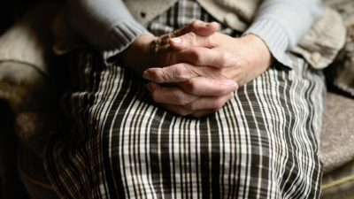 Le budget 2025 introduit une réforme discrète qui réduit les pensions des seniors actifs, fragilisant leur pouvoir d’achat et leur avenir