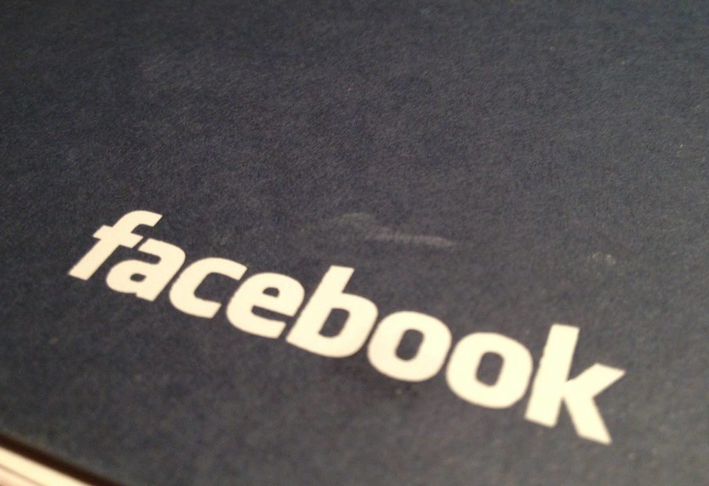 Facebook refuse de retirer une vidéo IA truquée annonçant un coup d'État en France