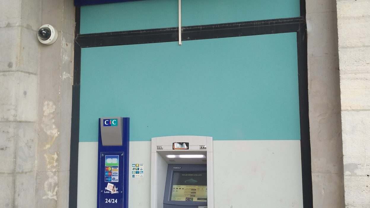 Une proposition de loi veut garantir l’accès au cash dans les campagnes face à la disparition massive des distributeurs.