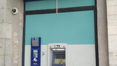 Une proposition de loi veut garantir l’accès au cash dans les campagnes face à la disparition massive des distributeurs.