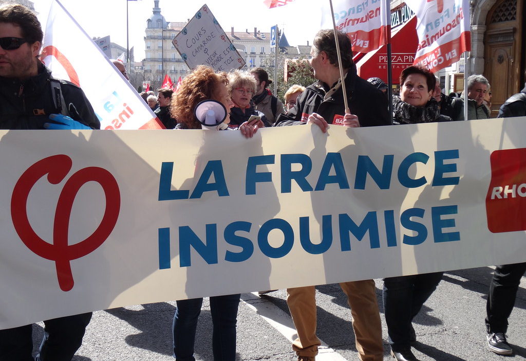 Lecornu fustige les postures de LFI et RN