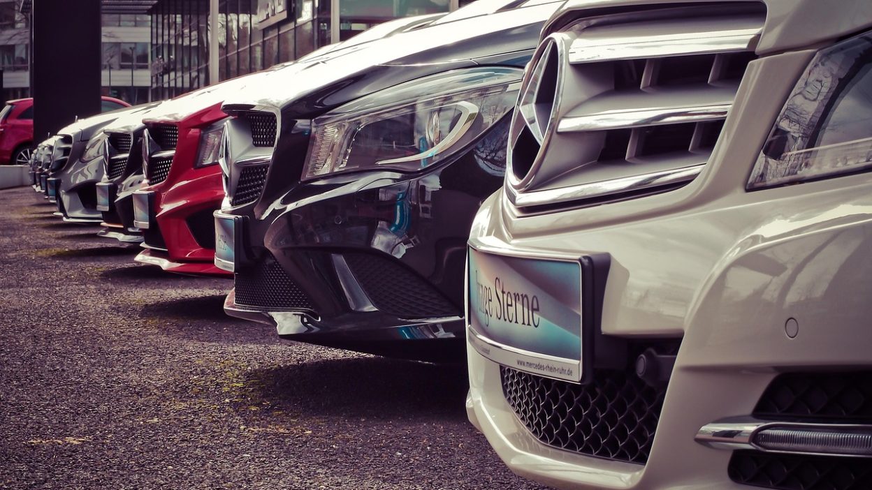 En 2025, le marché automobile français recule dans le neuf tandis que l’occasion thermique progresse fortement