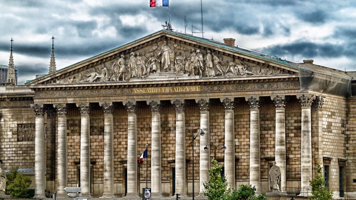 Le gouvernement engage sa responsabilité sur le budget des recettes
