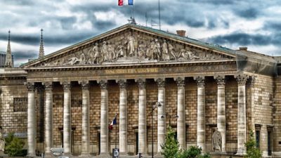 Le gouvernement engage sa responsabilité sur le budget des recettes