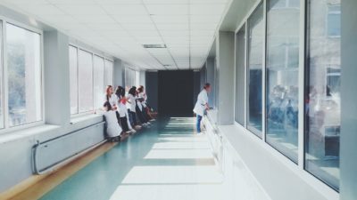 Plusieurs milliers de médecins libéraux défilent samedi à Paris