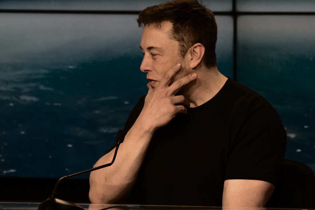 L’IA Grok de X est accusée de générer des contenus sexuels illégaux malgré les dénégations d’Elon Musk et les mesures annoncées