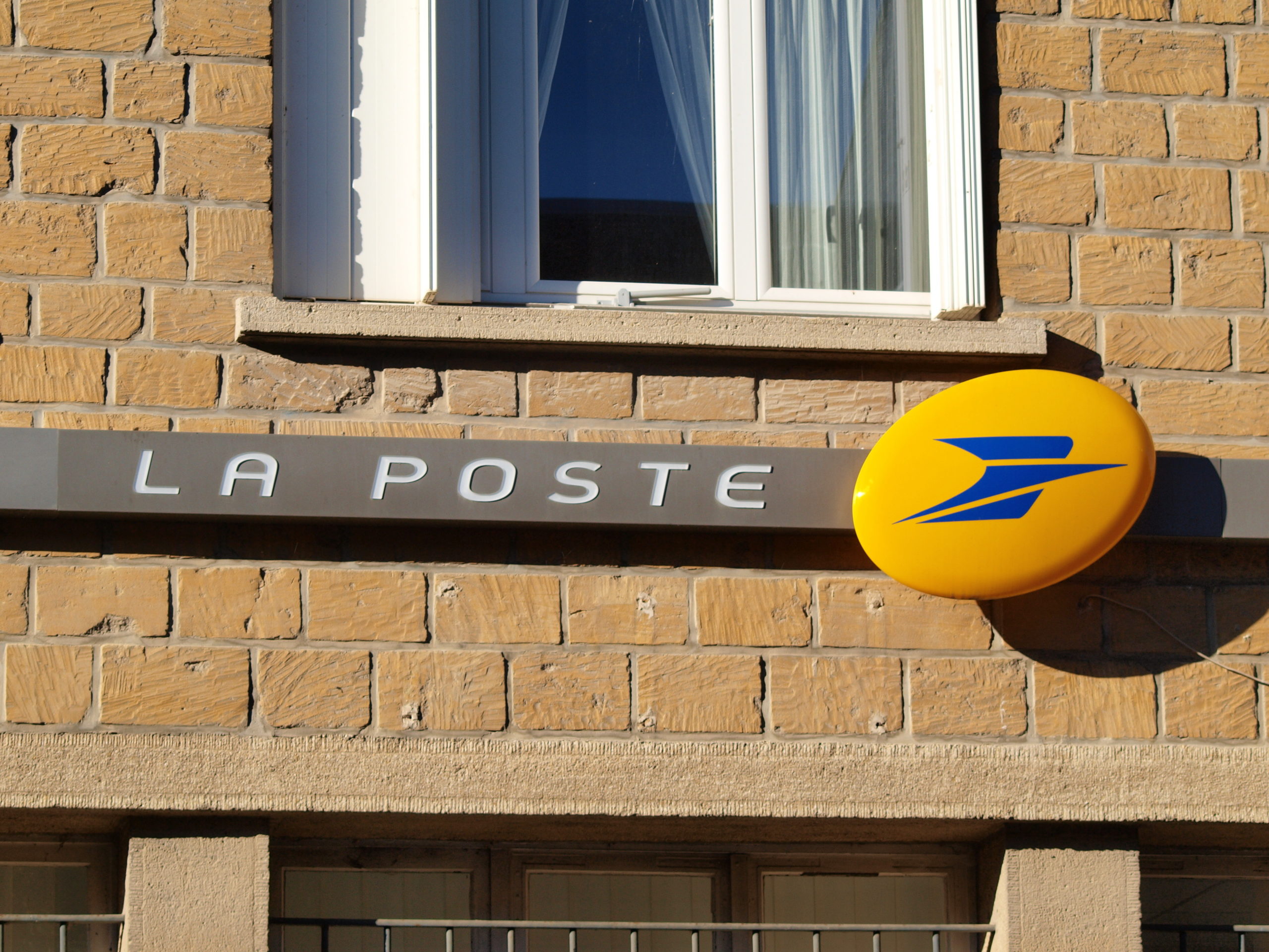 La Poste à genoux : les hackers russes dictent-ils leur loi en France ?