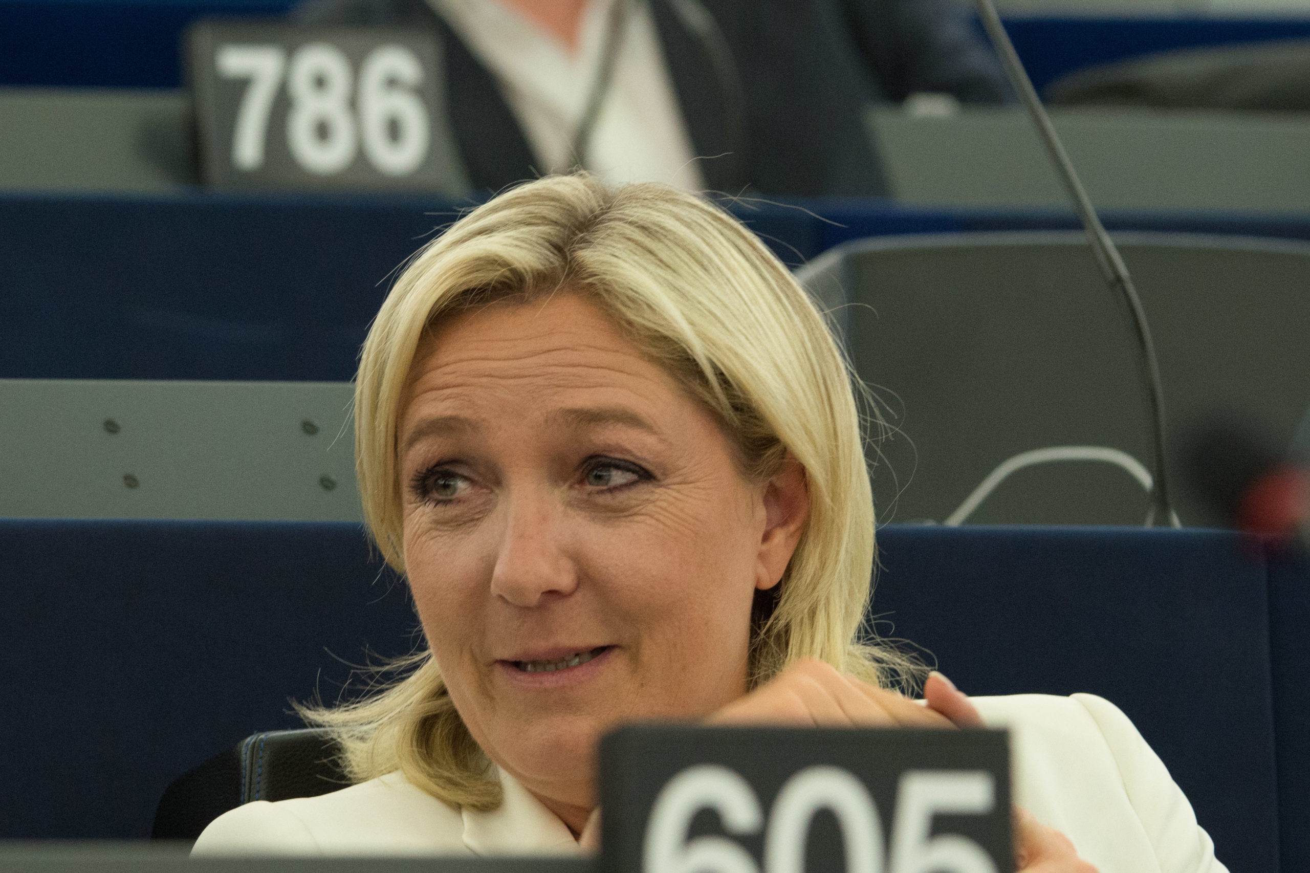 « Non, je ne renonce absolument pas, je suis extrêmement combative », martèle Marine Le Pen