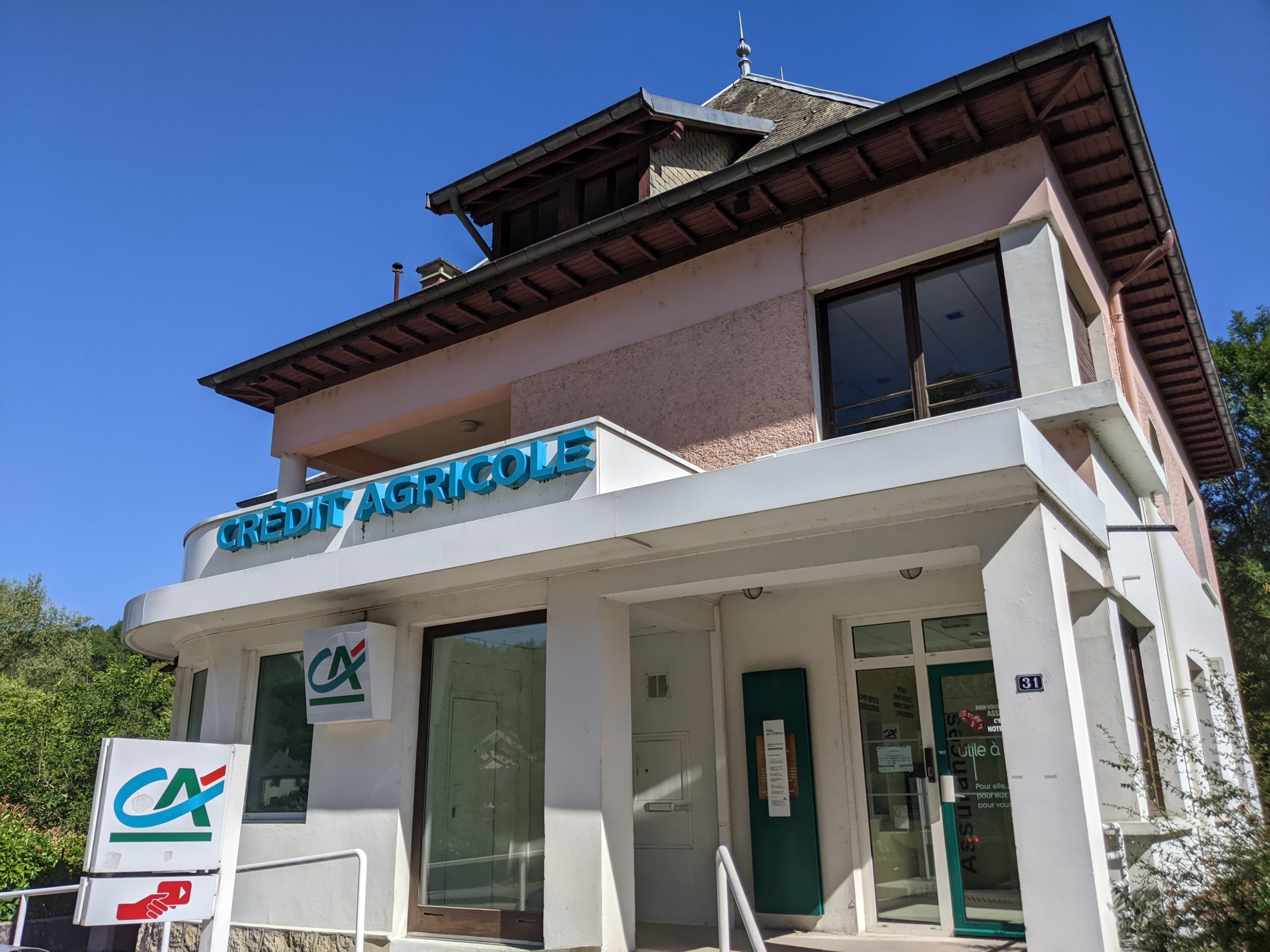 Bénéfices records, salaires de misère : le Crédit Agricole explose sous la colère syndicale