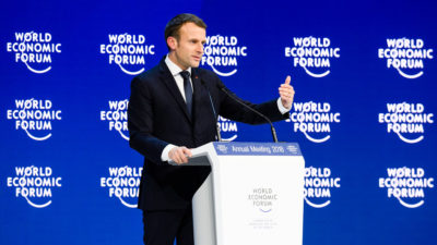 Les "for sure" de Macron à Davos transforment le président en clown