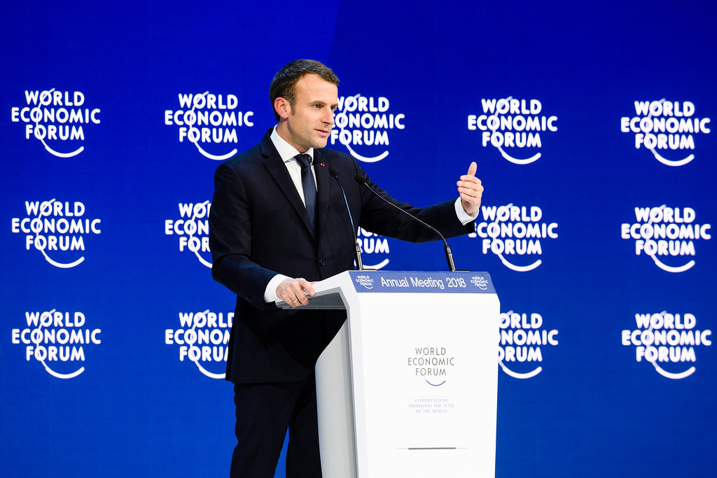 Les "for sure" de Macron à Davos transforment le président en clown
