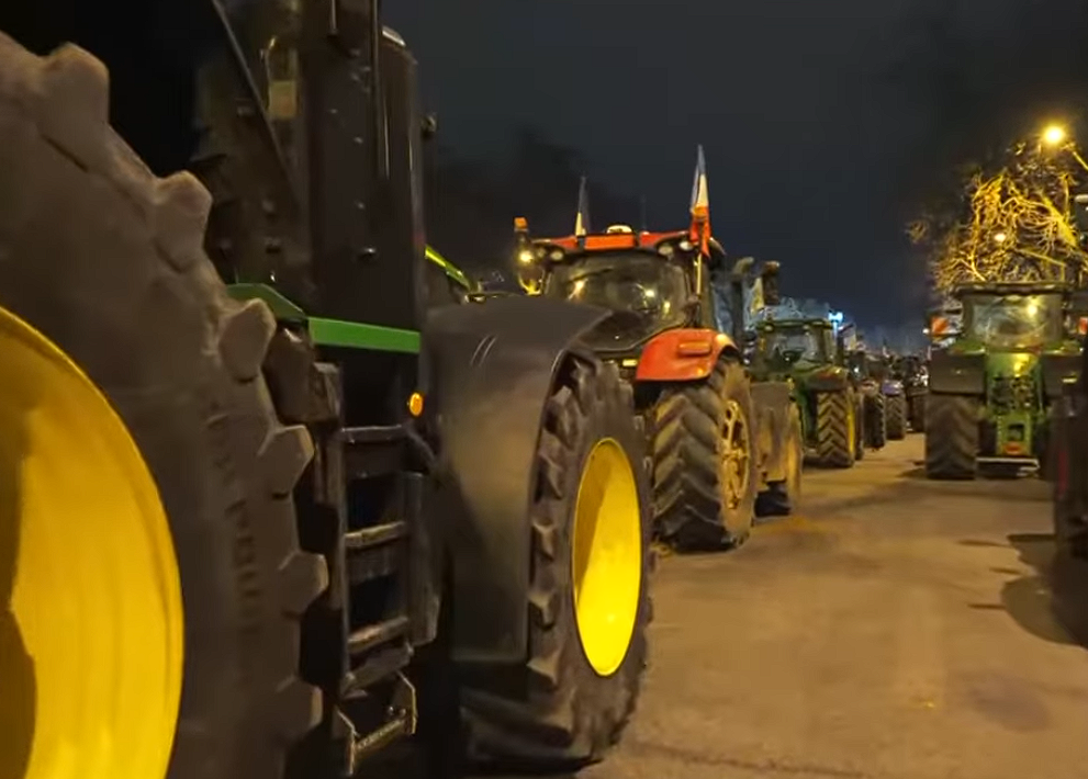 Sous la pression des tracteurs, le pouvoir cède une trêve nocturne