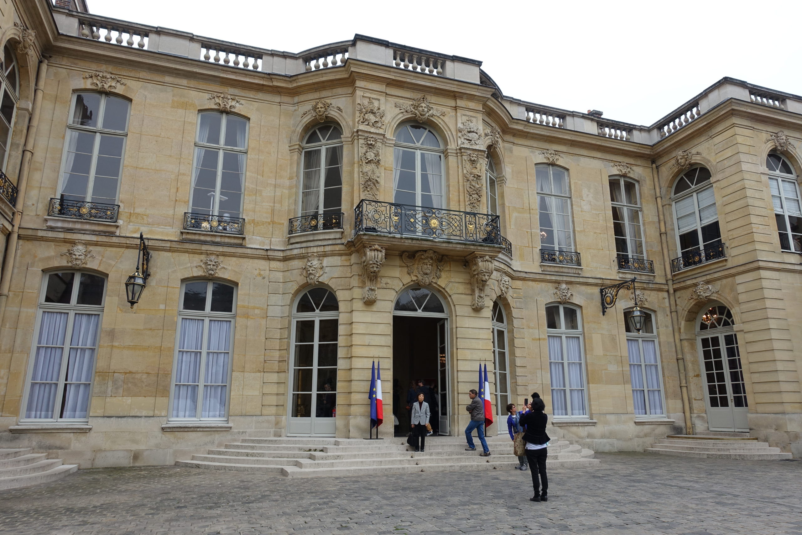Remaniement en vue : l’exécutif prépare l’après-budget sous pression politique