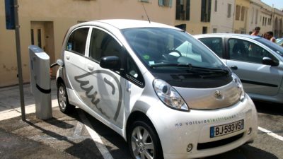 L’UE et la Chine s’acheminent vers un accord sur un prix minimum des véhicules électriques